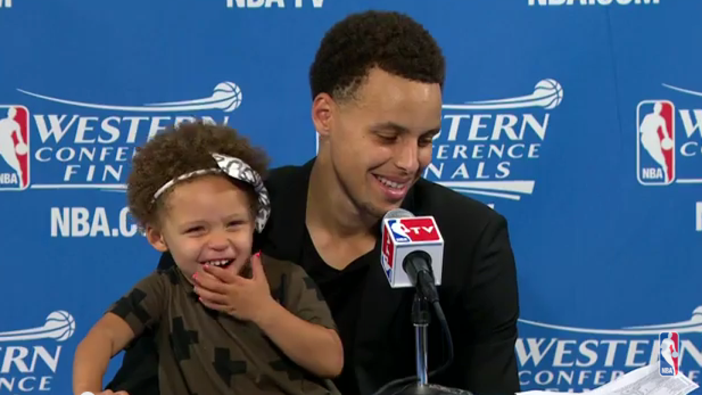 Stephen Curry s daughter steals press conference spotlight again